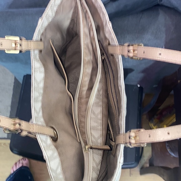 Michael Kors. The straps are in perfect condition. Smoke/Pet free home Used once - Picture 3 of 6